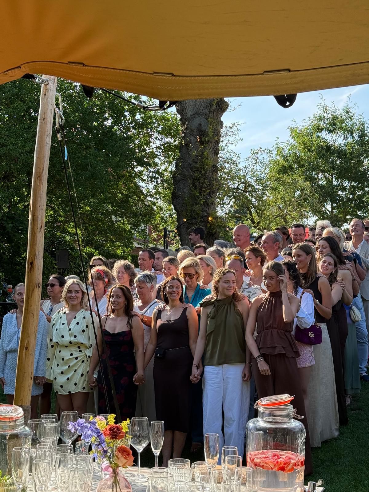 Genodigden tijdens de boekpresentatie in Oranjewoud